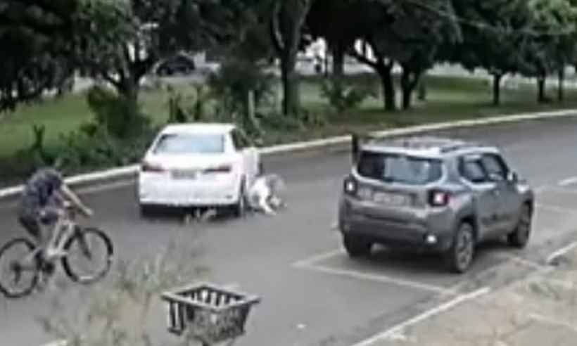 Homem agride e atropela mulher após briga de trânsito em MG; veja vídeo - Reprodução/Redes Sociais