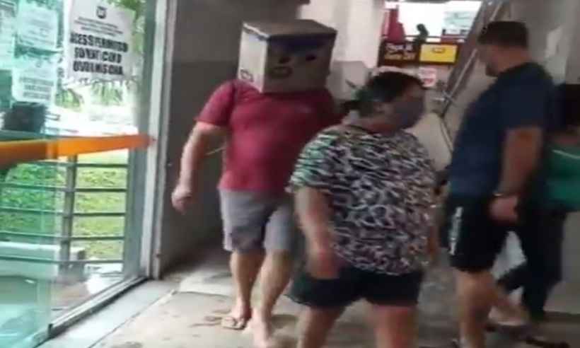 Mariana: caixa de papelão na cabeça é usada como máscara; veja vídeo - Foto: Divulgação pessoal