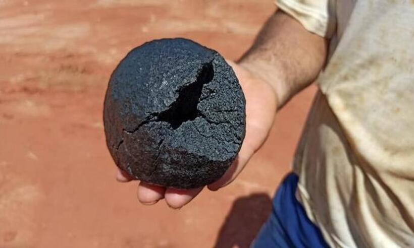 Meteorito cai próximo a trabalhador, em Muriaé - Silvan Alves