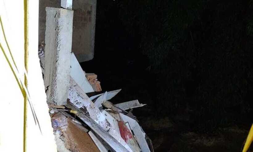 Enchente arrasta casa e mata homem em Além Paraíba - Corpo de Bombeiros/ Divulgação