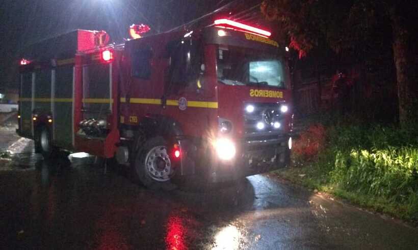 Carro despenca em barranco, e mulher morre em Minas - Divulgação/Corpo de Bombeiros