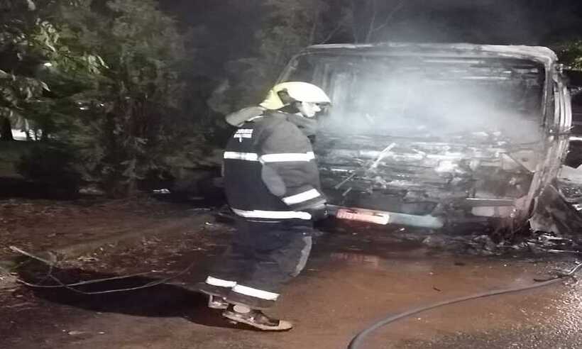 Micro-ônibus pega fogo no Sul de Minas e assusta passageiros - Divulgação/CBMMG