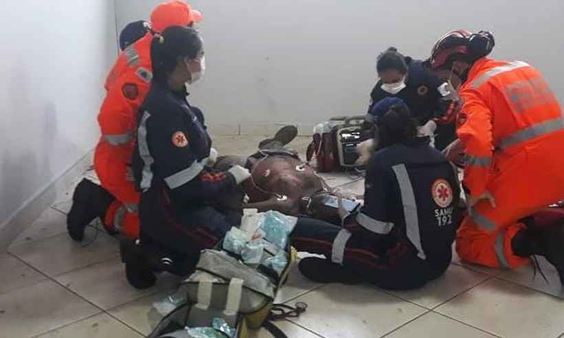 Homem morre eletrocutado em Uberaba ao retirar toldo de estabelecimento - 8º BBM/Divulgação