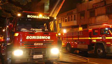 Carro pega fogo dentro de prédio no bairro Dom Bosco, em Belo Horizonte - Marcos Vieira