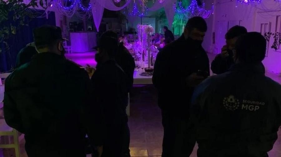 Policiais interrompem festa de swing e são confundidos com strippers - Reprodução/Via Clarín