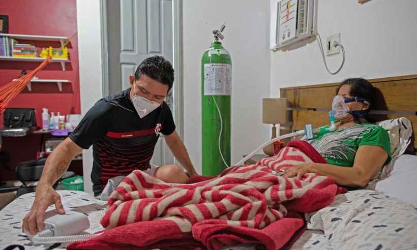 Com hospitais lotados em Manaus, médico cuida da mãe com COVID-19 em casa - MICHAEL DANTAS/AFP