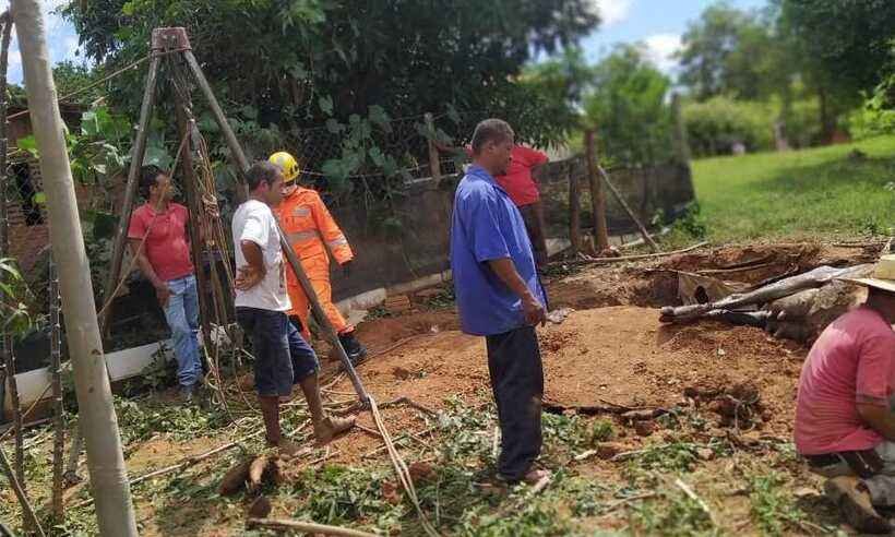Bombeiros resgatam vaca que caiu em vala no Norte de Minas - Divulgação/Corpo de Bombeiros