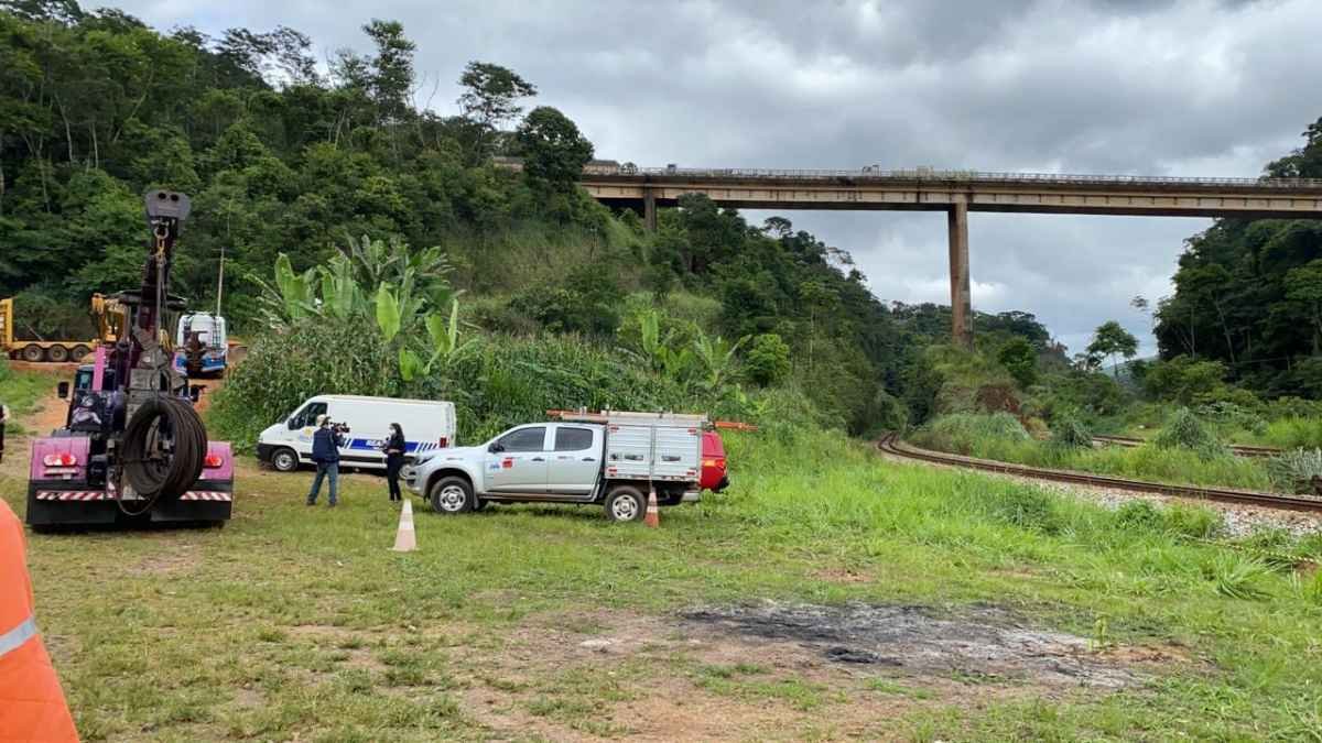 Começa resgate de corpos de vítimas da queda de caminhão em rio na BR-381 - Ana Raquel Lelles/EM/D.A Press