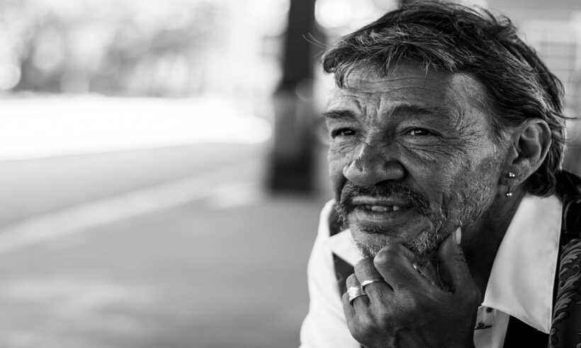 Morador de rua usa dinheiro do auxílio emergencial para lançar livro em MG - Anielly Lorenzini/divulgação