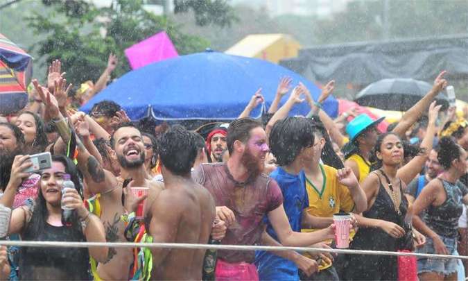 Enquanto COVID cresce no Rio, governo transforma em lei carnaval em julho - Gladyston Rodrigues/EM/D.A Press