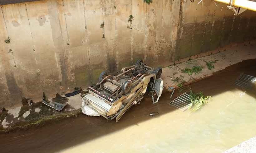 Caminhão cai no Ribeirão Arrudas, na Avenida Tereza Cristina - Edésio Ferreira/EM/DA Press