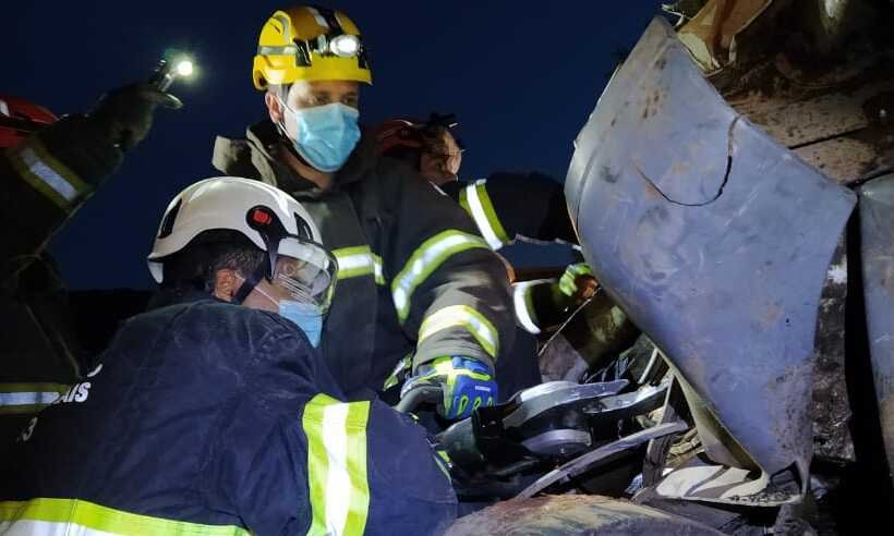 Corpo de motorista do caminhão que caiu de ponte da BR-381 é resgatado - Divulgação/Corpo de Bombeiros