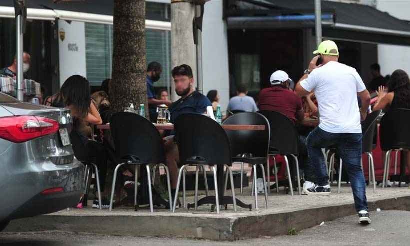 Bares em Nova Lima desrespeitam decreto e vendem bebidas alcoólicas - Alexandre Guzanshe/EM/D.A Press