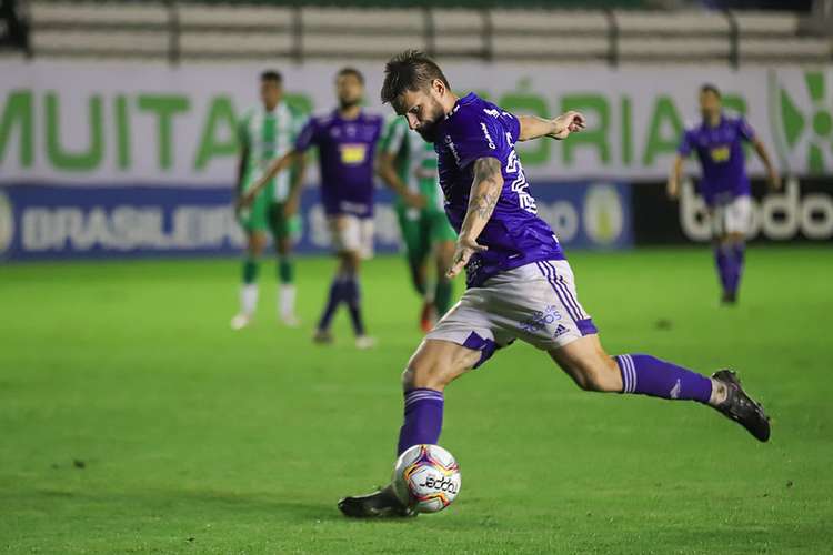 Análise: Cruzeiro precisa entender a Série B - O atacante Rafael Sóbis, mais uma vez, foi o mais efetivo atacante do Cruzeiro 