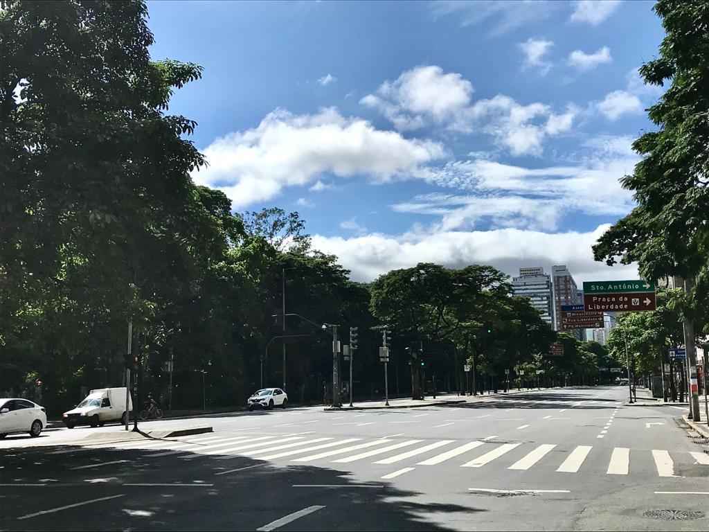 Após decreto da PBH, Avenida Afonso Pena surge vazia em dia de Feira Hippie - Ramon Lisboa/EM/D.A press
