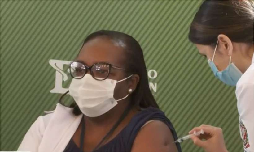 Mulher, negra e enfermeira é a primeira a receber dose da Coronavac - Reprodução 