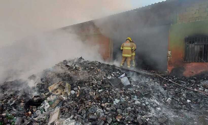 Incêndio destrói depósito de material reciclável em Conselheiro Lafaiete - Corpo de Bombeiros/Divulgação