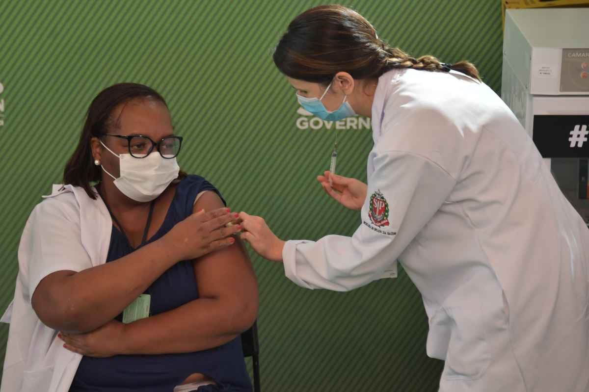 Enfermeira que recebeu a primeira dose da CoronaVac não estava imunizada - NELSON ALMEIDA / AFP