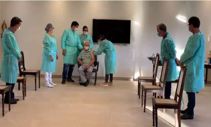 COVID-19: Idoso de 111 anos é o primeiro imunizado em Varginha - Ascom/divulgação