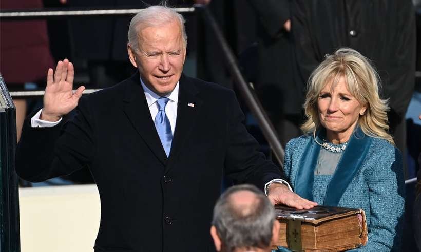 Joe Biden faz juramento e toma posse como presidente dos EUA - AFP