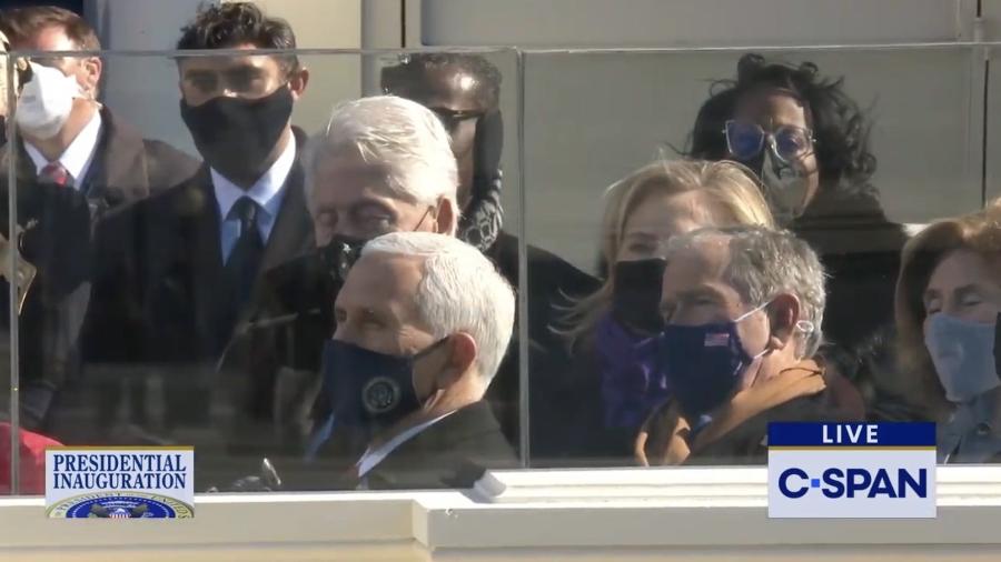 Bill Clinton é visto 'dormindo' na cerimônia de posse de Joe Biden - Redes Sociais/Reprodução