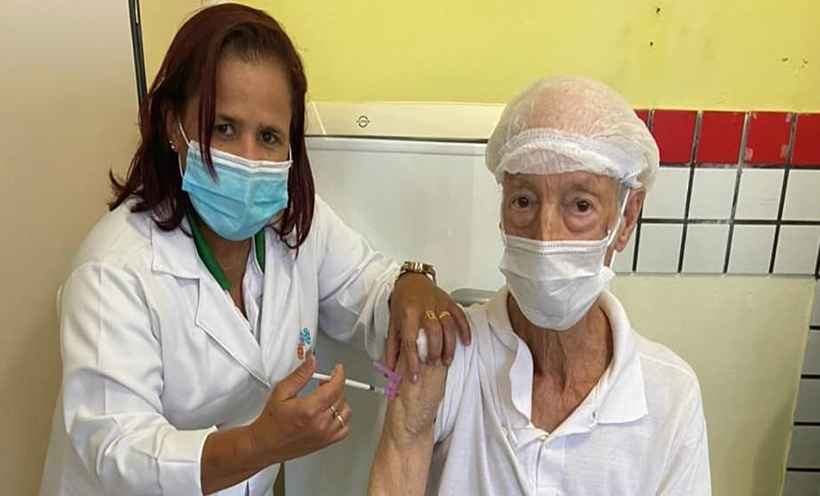 COVID-19: Médico de 80 anos de idade é o primeiro vacinado em Antônio Dias - Prefeitura AD Divulgação