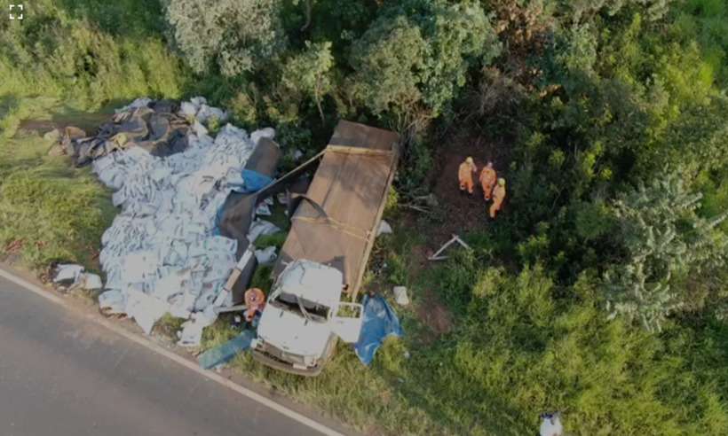 Homem morre ao capotar caminhão em Uberlândia - Drone/Corpo de Bombeiros de Minas Gerais/Divulgação