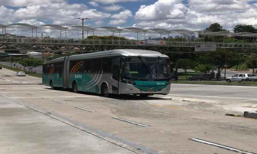 Pneu de ônibus estoura e lataria fere passageiro na Antônio Carlos, em BH - CBMMG/Divulgação