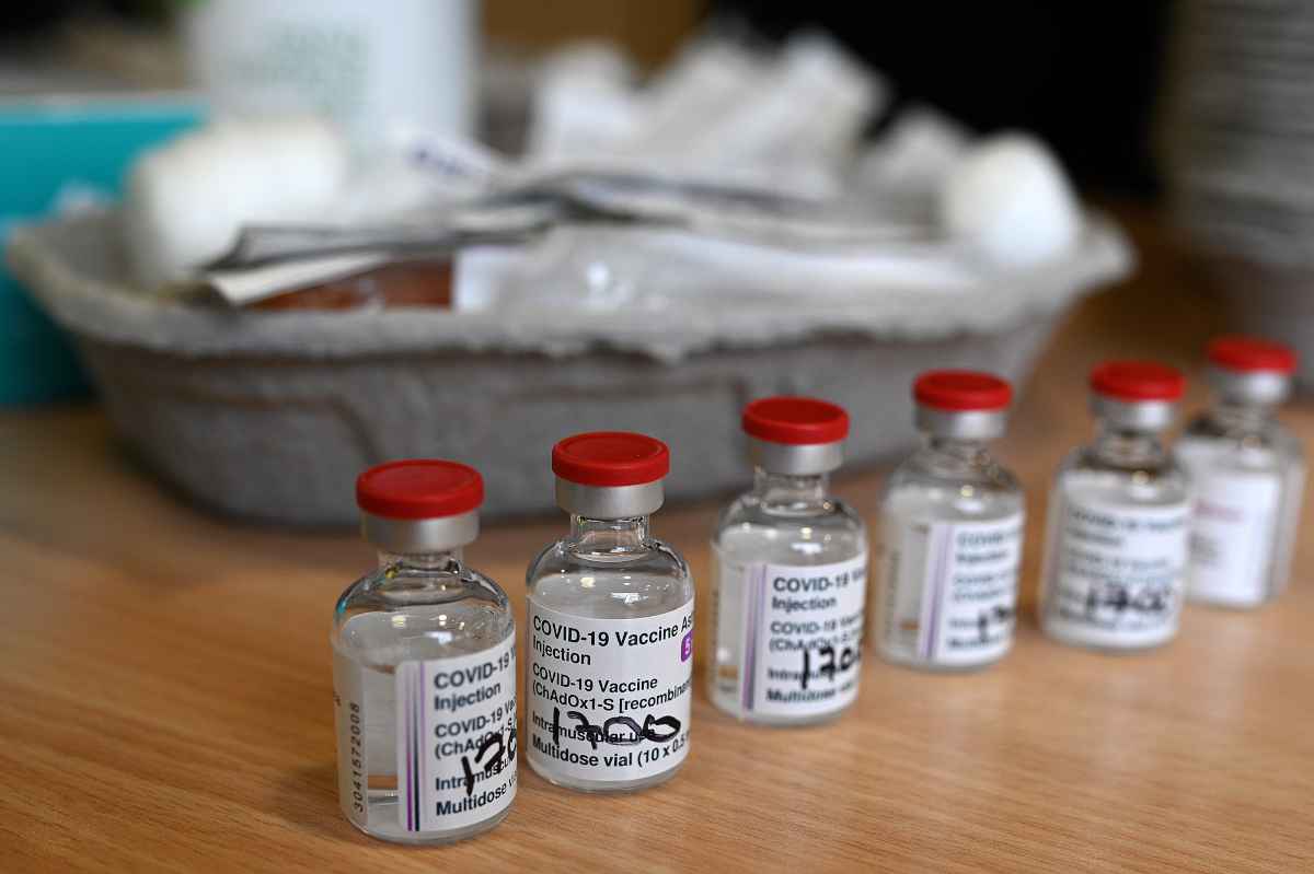 Índia diz que vai exportar vacina de Oxford para o Brasil nesta sexta-feira - AFP