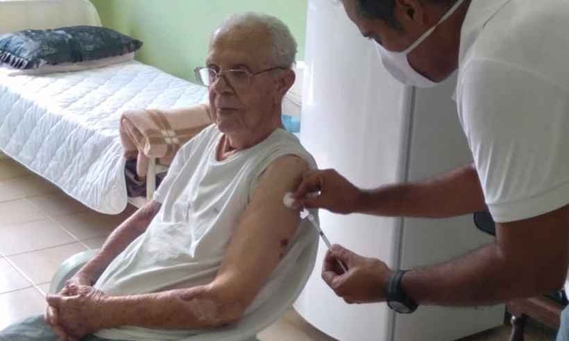 Vacina contra a COVID-19 leva fé e renovação aos lares de idosos em Minas - Marco Túlio Miranda Araújo/Asilo São Vicente de Paulo/ Divulgação
