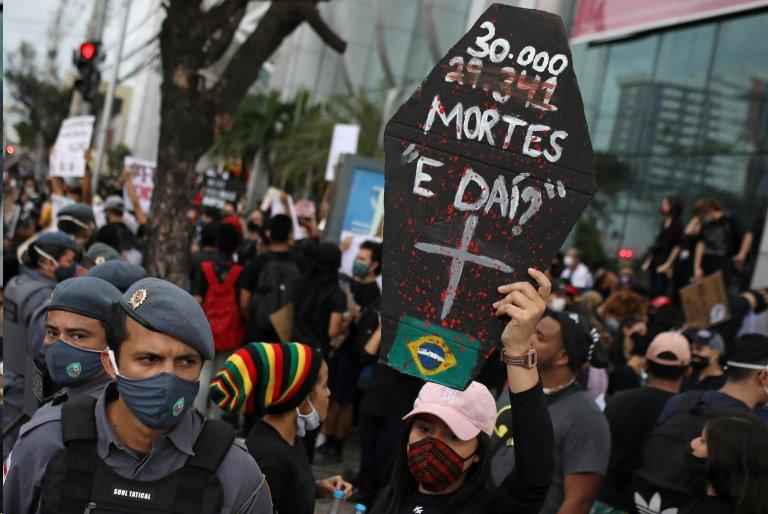Impeachment: grupos de direita e esquerda convocam carreatas pela saída de Bolsonaro - Reuters