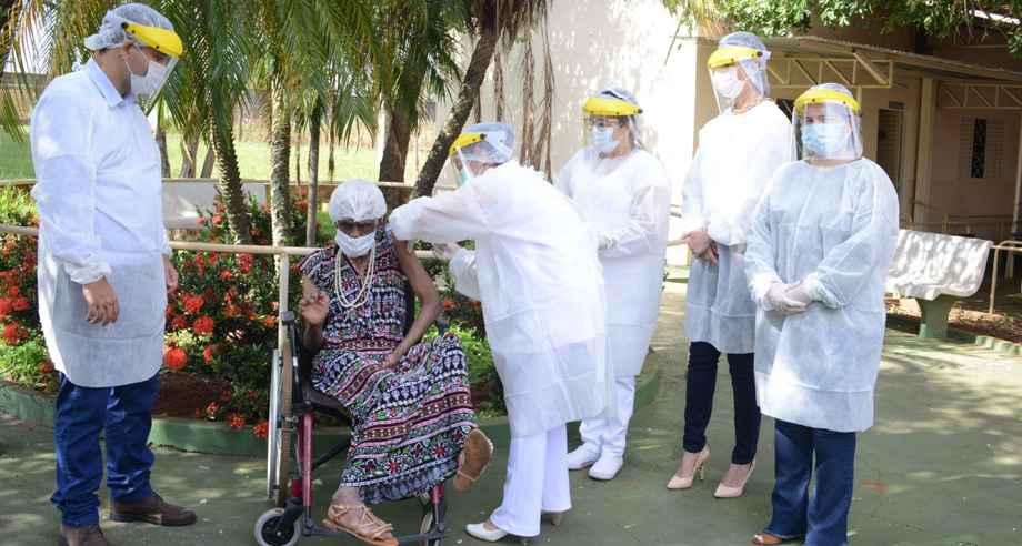 COVID-19: Mulher de 106 anos é a primeira a receber a vacina em Frutal - Prefeitura de Frutal/Divulgação