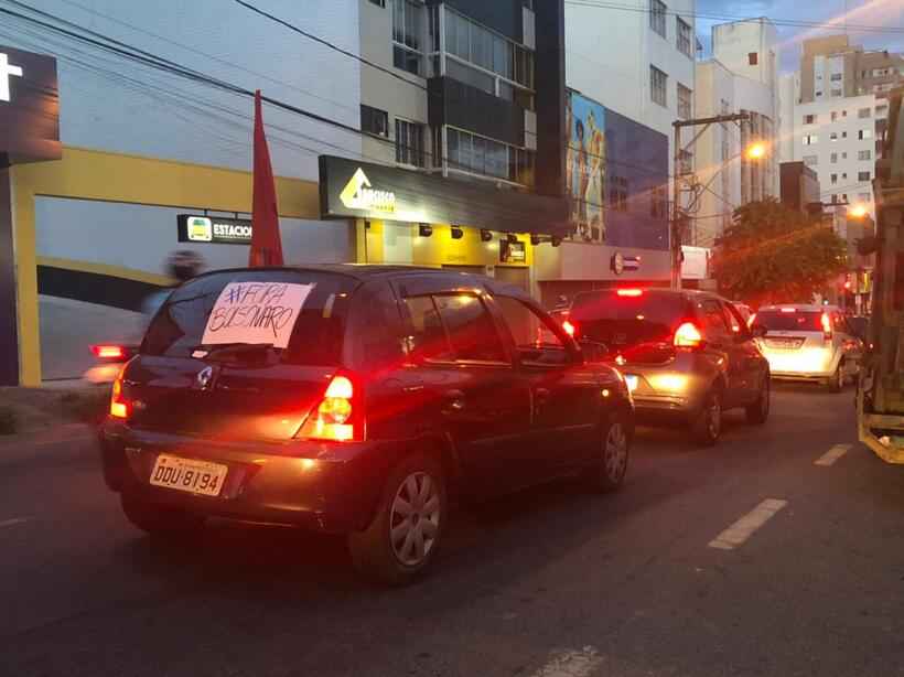 Centenas de manifestantes pedem 'fora, Bolsonaro' em Divinópolis - Amanda Quintiliano/Esp. para para o EM