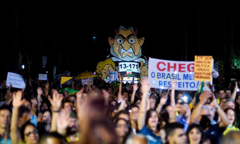 Movimentos do 'Fora Dilma' fazem carreatas por impeachment de Bolsonaro - Ativistas do Movimento Brasil Livre (MBL) participam de manifestação exigindo a prisão do ex-presidente Luiz Inácio Lula da Silva na Praça da Liberdade em Belo Horizonte - 03/04/2018