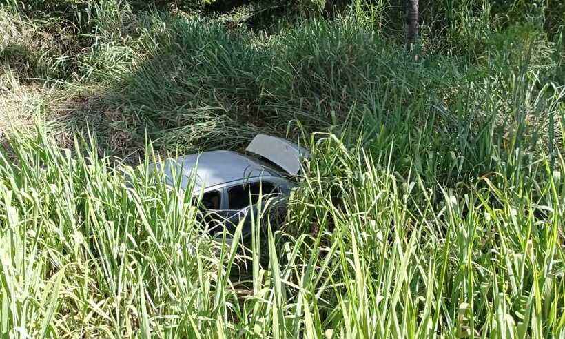 Carro capota na BR-352, em Pará de Minas, e uma pessoa morre - CBMMG