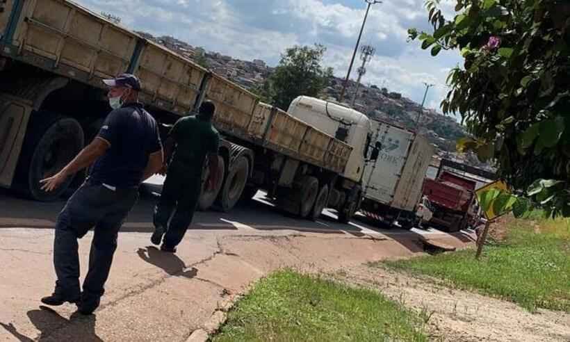Engavetamento: caminhão perde freios e bate em carros no Anel Rodoviário - WhatsApp/ Reprodução