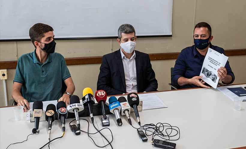 COVID-19: Ipatinga avalia reabrir cinemas e anuncia a volta às aulas - O prefeito Gustavo Nunes (máscara preta); o secretário de Saúde, Juliano Nogueira; e o secretário de Educação, Sérgio Mendes, mostrando o plano para a volta às aulas