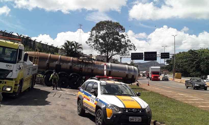Tanque de carreta que tombou no Anel Rodoviário será retirado nesta quarta - Jair Amaral/EM/DA Press
