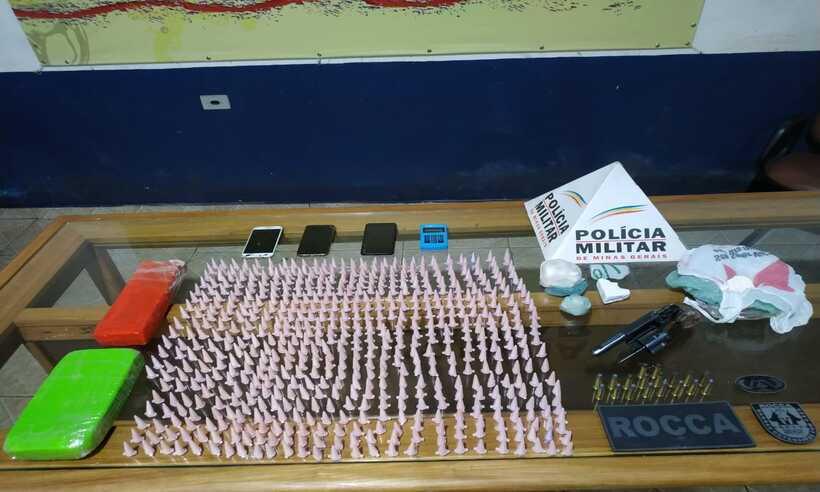 PM prende mulher com 601 pinos de cocaína e arma em Nova Lima - PMMG/Divulgação