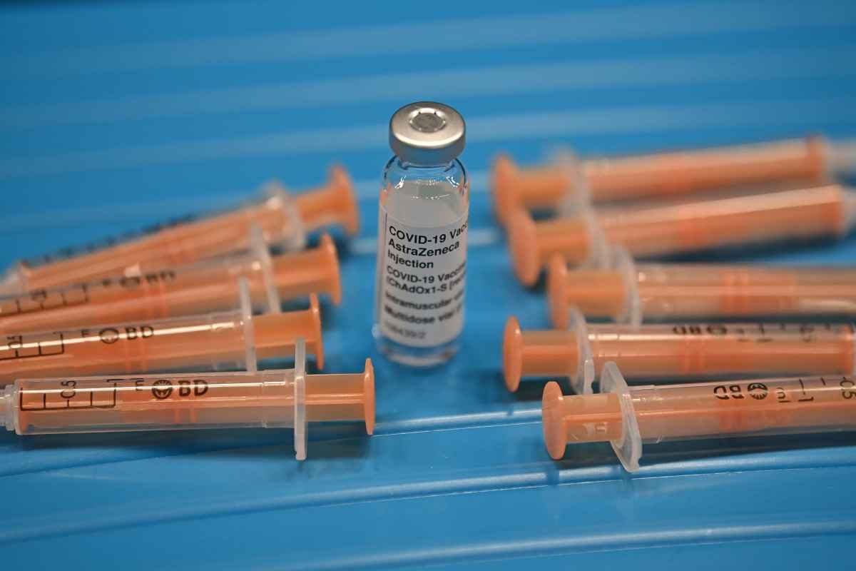 Fábrica que produz vacina é evacuada após receber pacote suspeito - Ben STANSALL / AFP