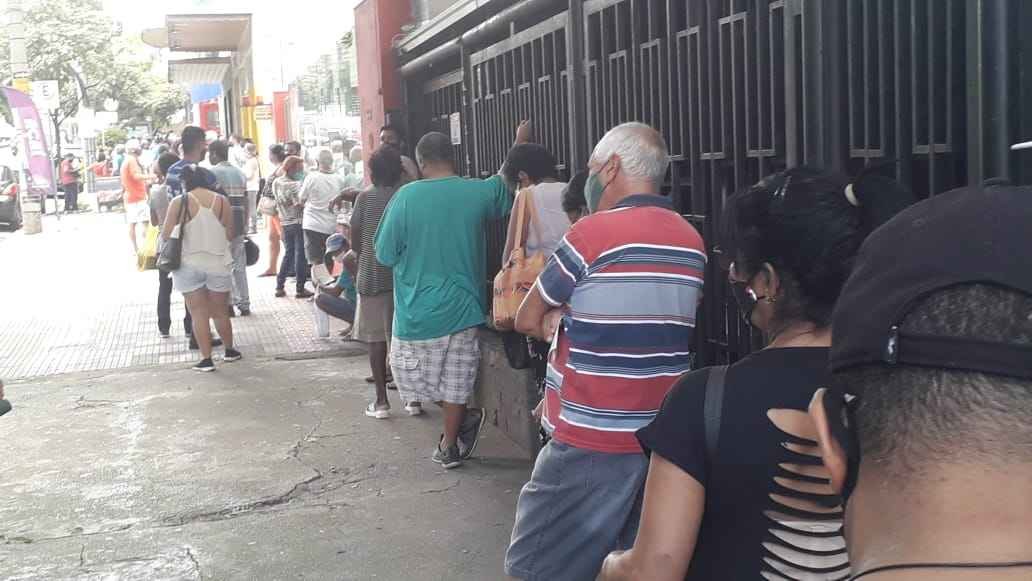 Secretaria de Saúde culpa população por aglomeração no Farmácia de Minas - Jair Amaral/EM/D. A. Press