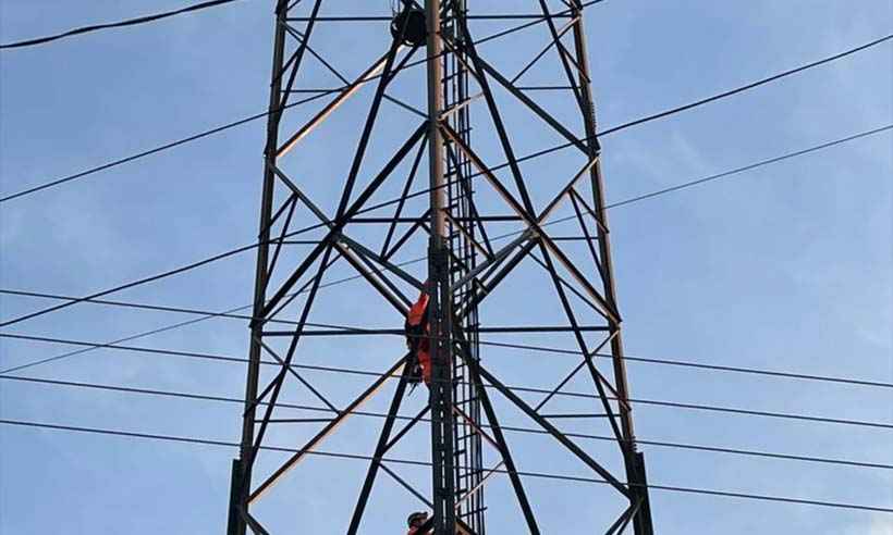 Bombeiros resgatam adolescente em cima de uma torre de energia - Corpo de Bombeiros/Divulgação 