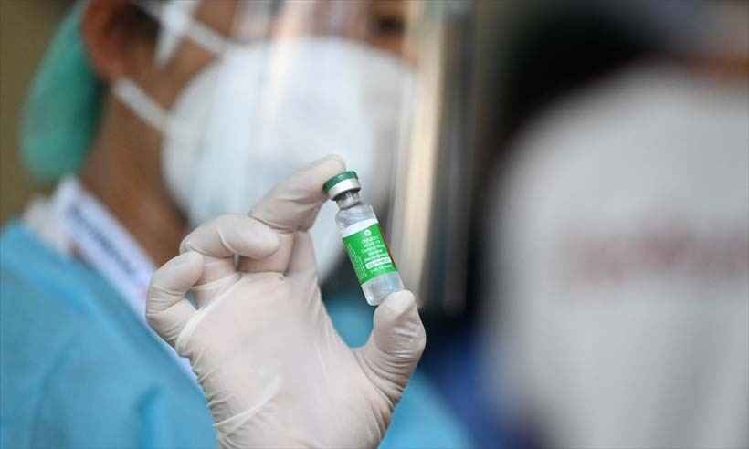 Zema diz que MG vai produzir vacinas contra COVID-19, mas não dá previsão - YE AUNG THU / AFP