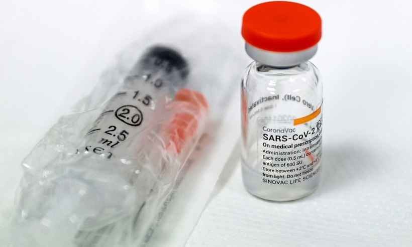 Saúde diz que aumentar intervalo entre doses da CoronaVac pode não proteger - AFP