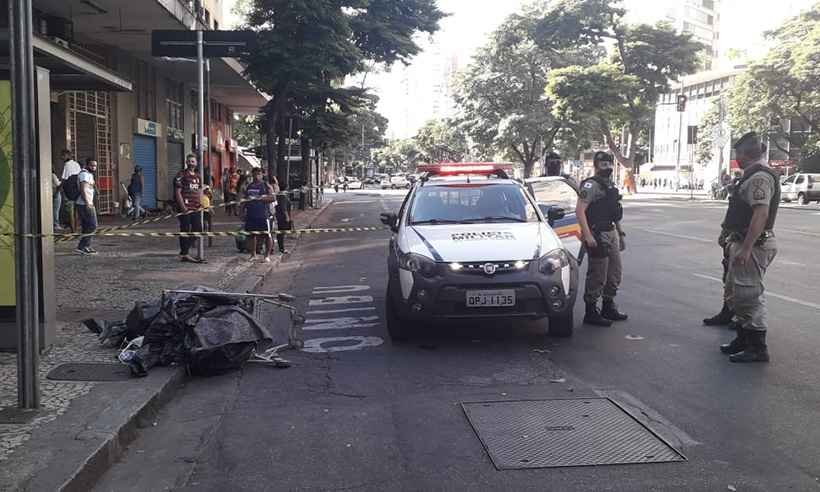 Corpo é encontrado em carrinho de supermercado na Avenida Afonso Pena - Jair Amaral/EM/DA Press