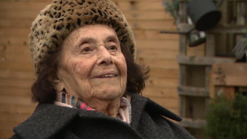 A mulher de 97 anos que sobreviveu a Auschwitz e à COVID-19 - BBC
