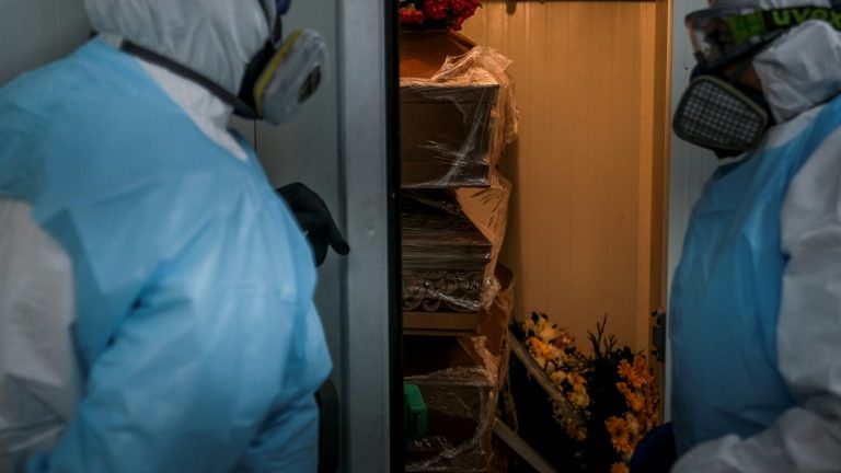 COVID-19: terceira onda provoca lotação em casas funerárias em Portugal - AFP