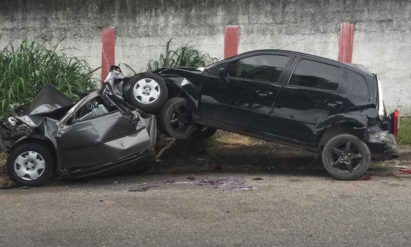 Carreta desgovernada bate em carros estacionados em Contagem - Edésio Ferreira/EM/DA Press