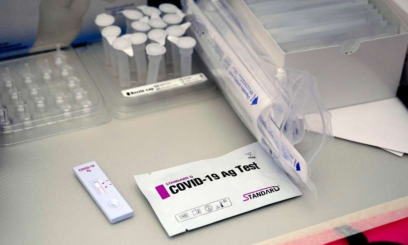 Laboratórios e Anvisa montam missão para reavaliar testes de COVID vencidos - Alfredo Estrella/AFP
