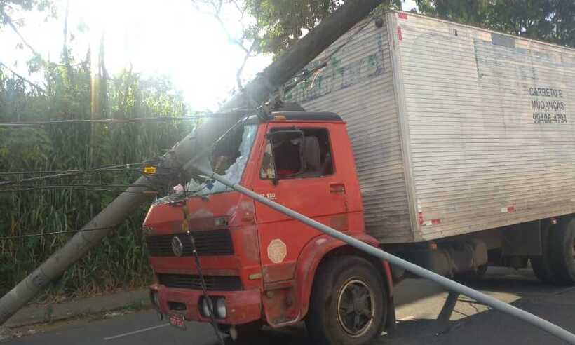 Poste cai sobre caminhão e Bombeiros são chamados no Bairro Camargos, em BH - Divulgação/CBMMG